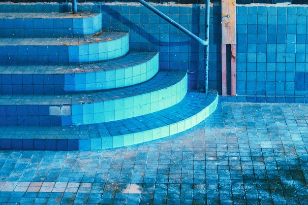 Photo stack of stones by swimming pool against building