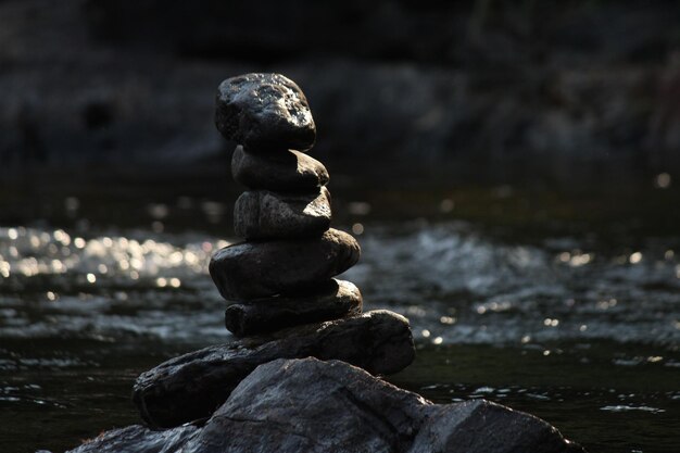 Photo stack of stones on rock at beach