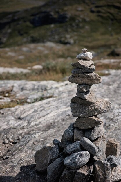 Foto una pila di pietre sulla roccia