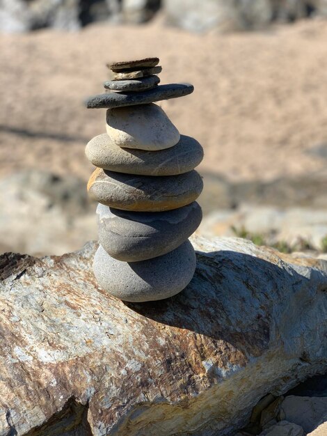 Photo stack of stones on rock