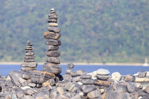 Photo stack of stones on rocks