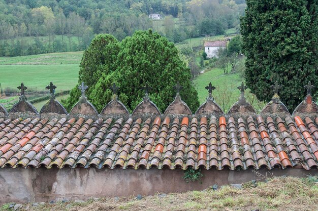 Foto una pila di pietre sul tetto di un edificio