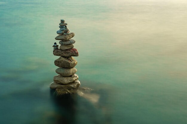 Photo stack of stones in sea