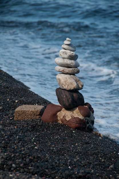 Foto una pila di pietre sulla riva della spiaggia