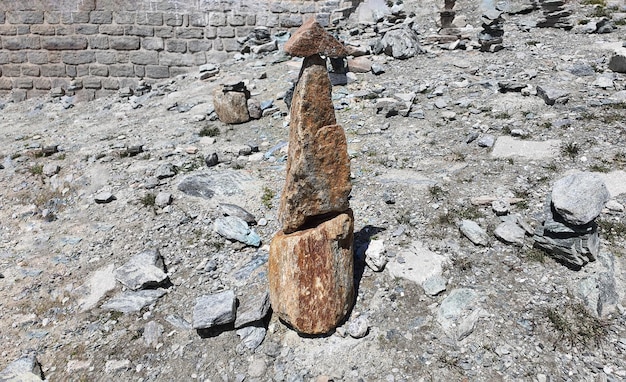 Pila di pietre in cima alla montagna disposte per la meditazione