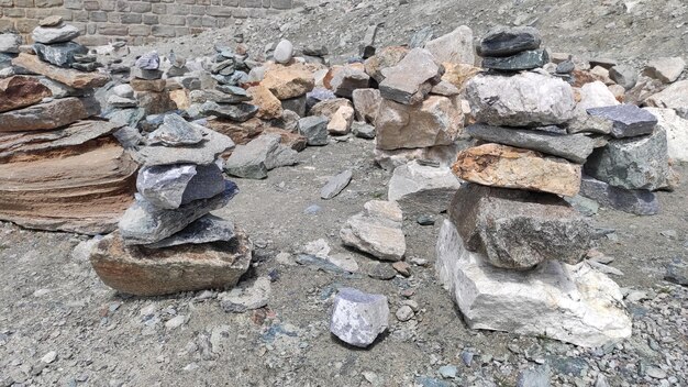 Pila di pietre in cima alla montagna disposte per la meditazione