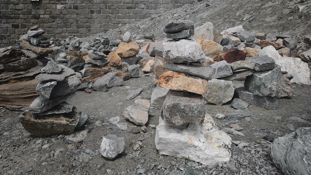 Pila di pietre in cima alla montagna disposte per la meditazione