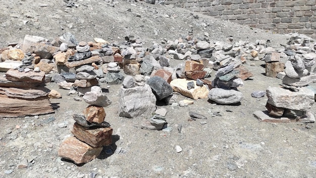 Photo stack of stones on top of the mountain arranged for meditation