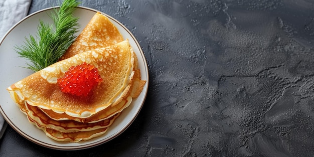 Foto una pila di pancake sottili con caviale rosso e aneto in piastra bianca vista superiore su sfondo di cemento nero