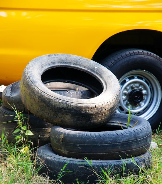 Foto stack di pneumatici per auto