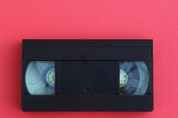 Стопка видеокассет VHS в качестве фона Старые видеокассеты Ретро-технологии