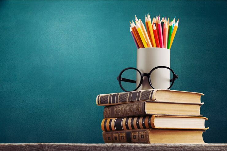 फोटो stack of vintage books, eyeglasses and pencils, education and learning