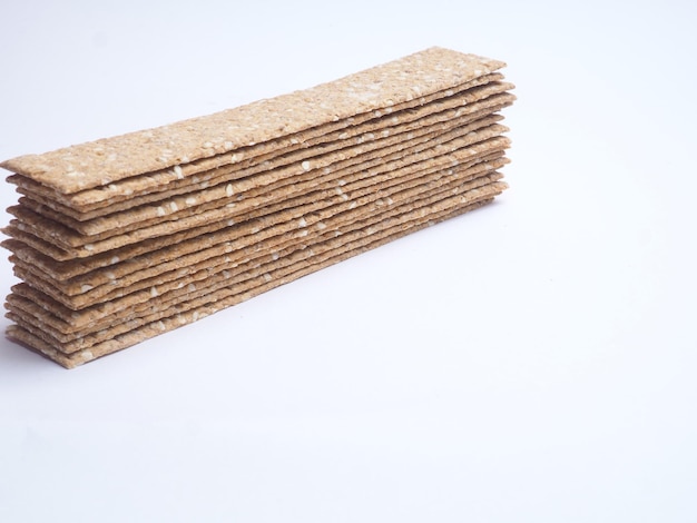 Photo a stack of wheat crackers on a white background.