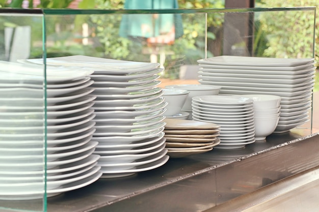 Foto pila di piatti bianchi