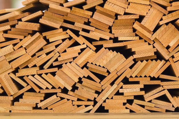 Foto pila di barre di legno