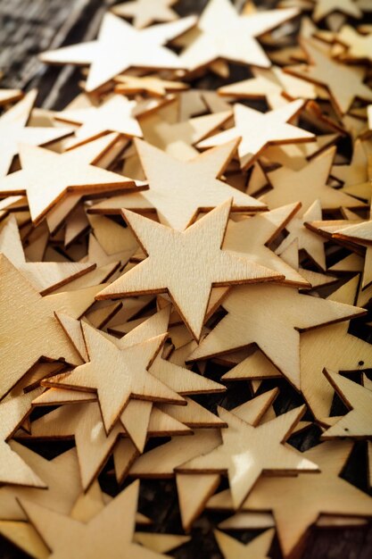 Стек деревянных резных звезд