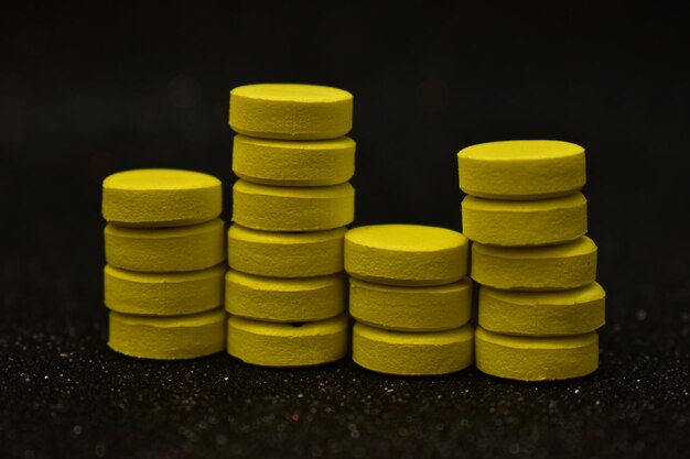 Photo a stack of yellow pills with the word pain on the top.