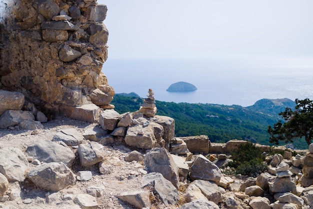 Стопка дзен-камнейСтопка камней на вершине горы Куча камней, камней и гор Сбалансированный камень для медитации Дзен как йога, успокаивающая ум и концепция релаксации