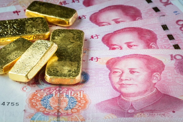 中国の紙幣、chyまたは元に金の延べ棒と金の延べ棒