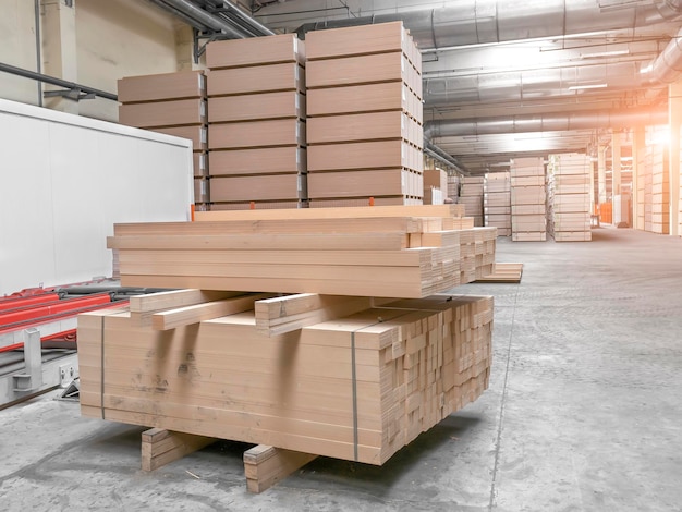生産現場の産業倉庫保管の焦点がぼけたぼやけた部分に対する積み重ねられた合板と木の板製品コピースペース選択的な焦点