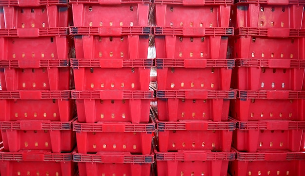 積み重なった赤いプラスチック製のバスケット
