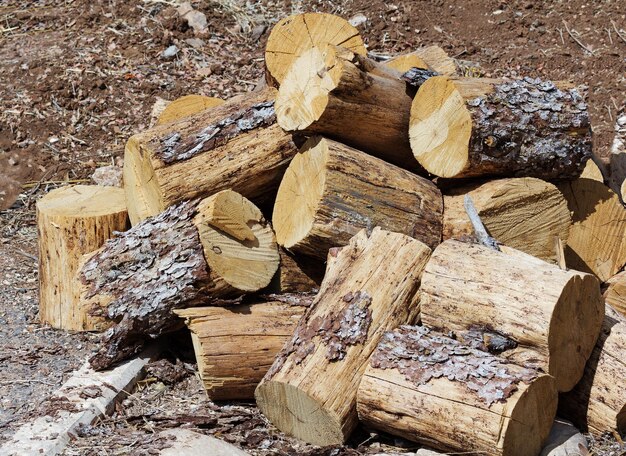 庭のストーブ用の積み上げ木材