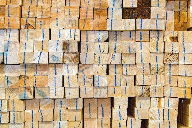 Штабелированный деревянный забор прутьев на складе пиломатериалов. Строительные материалы. деревянный