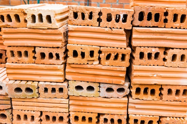 Foto pile di mattoni di terracotta