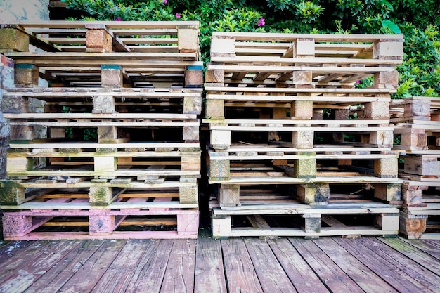 Foto pile di pallet di legno