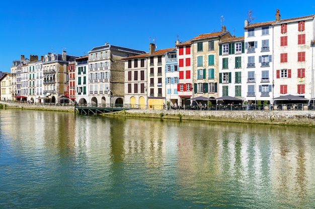 Stad Bayonne in Frankrijk met typische huizen en reflectie op de rivier de Adur. Europa.