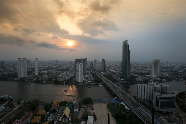 Stad bij rivieroever in schemerscène in Bangkok, Thailand