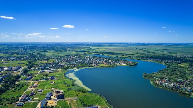 Foto stad bij zonsondergang vanaf de drone