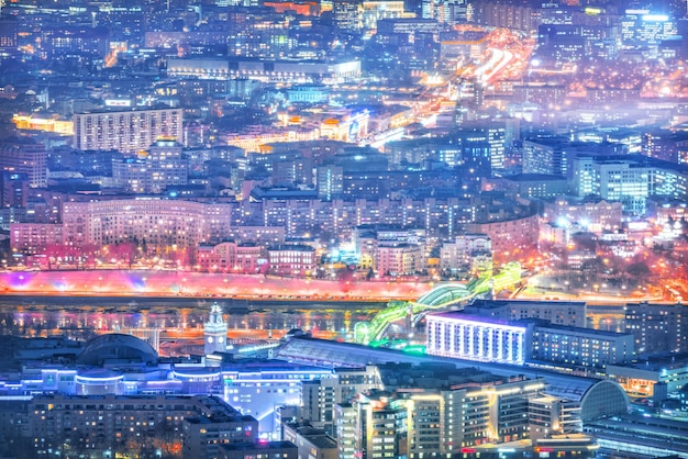 stad f tot wolkenkrabbers in het licht van nachtverlichting en Bogdan Khmelnitsky Bridge Moscow City