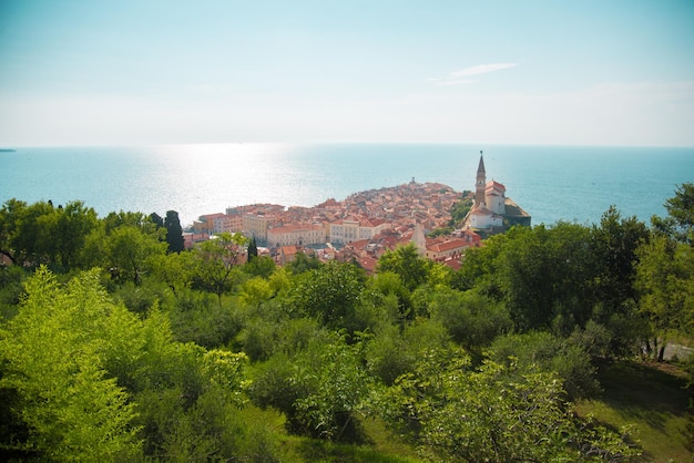 Stad in de buurt van de zee - Piran. Oude historische stad in Slovenië. Beste vakantie.