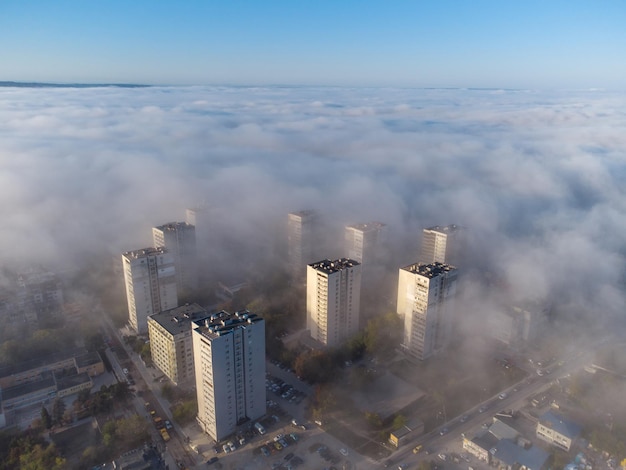 Stad in de mist in de ochtend luchtfoto Varna Bulgarije