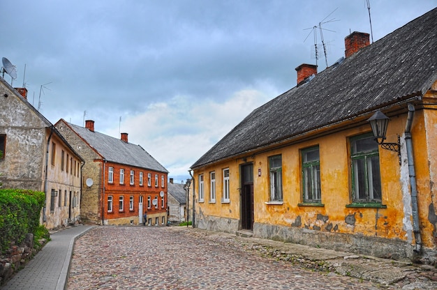 Stad Kandava, Letland. Straat een stedelijk uitzicht, weg en huizen, oude stadscentrum in Letland.