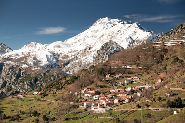 Stad Linares, Penarrubia, Cantabrië. Verticale omlijsting met besneeuwde bergen eromheen