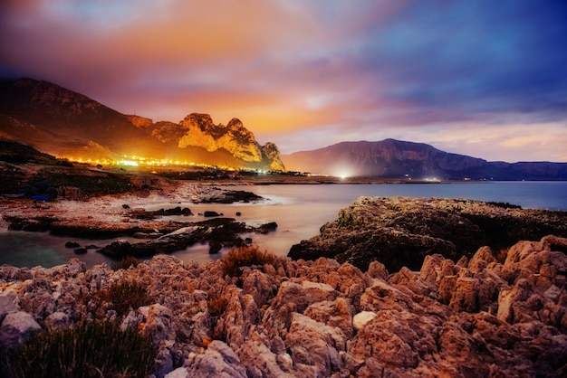 Stad met een nacht op het strand. Sicilië. Italië. Europa