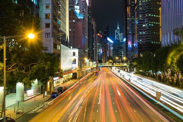 Stad nacht scène en autosnelweg