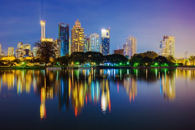 stad nacht uitzicht op Benjakitti Park, Bangkok, Thailand