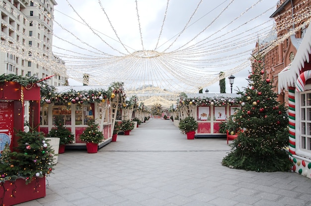 Stad New Year landschappen. Kerstmarkt in Moskou op Okhotny Ryad 2020. Fair landschap.