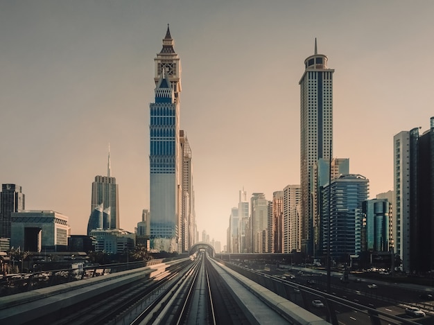 Foto stad ochtend landschap met metrolijn.