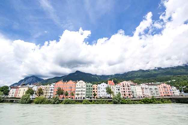 Stad scape in het stadscentrum van innsbruck. het is de hoofdstad van tirol in het westen van oostenrijk