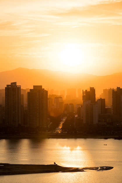 Stad tijdens warme zonsondergang