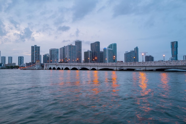 Stad van Miami Florida, zonsondergangpanorama met bedrijfs- en woongebouwen en brug over Biscayne Bay. Skyline nacht uitzicht.