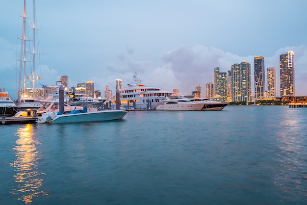 Stad van miami florida, zonsondergangpanorama met bedrijfs- en woongebouwen en brug over biscayne bay. skyline nacht uitzicht.