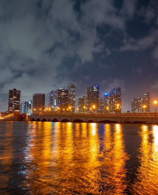 Stad van Miami Florida, zonsondergangpanorama met bedrijfs- en woongebouwen en brug over Biscayne Bay. Skyline nacht uitzicht.