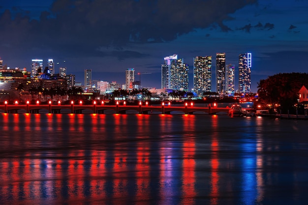 Stad van miami nacht panorama van het centrum van zakelijke wolkenkrabbers miami downtown