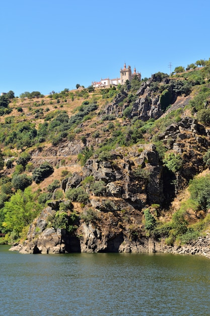 Stad van mirando do douro en de rivier douro, portugal