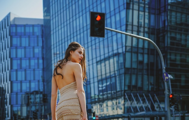 Stad vogue modieus meisje in de stad trendy straatmode vrouw in moderne stadsstraatstijl